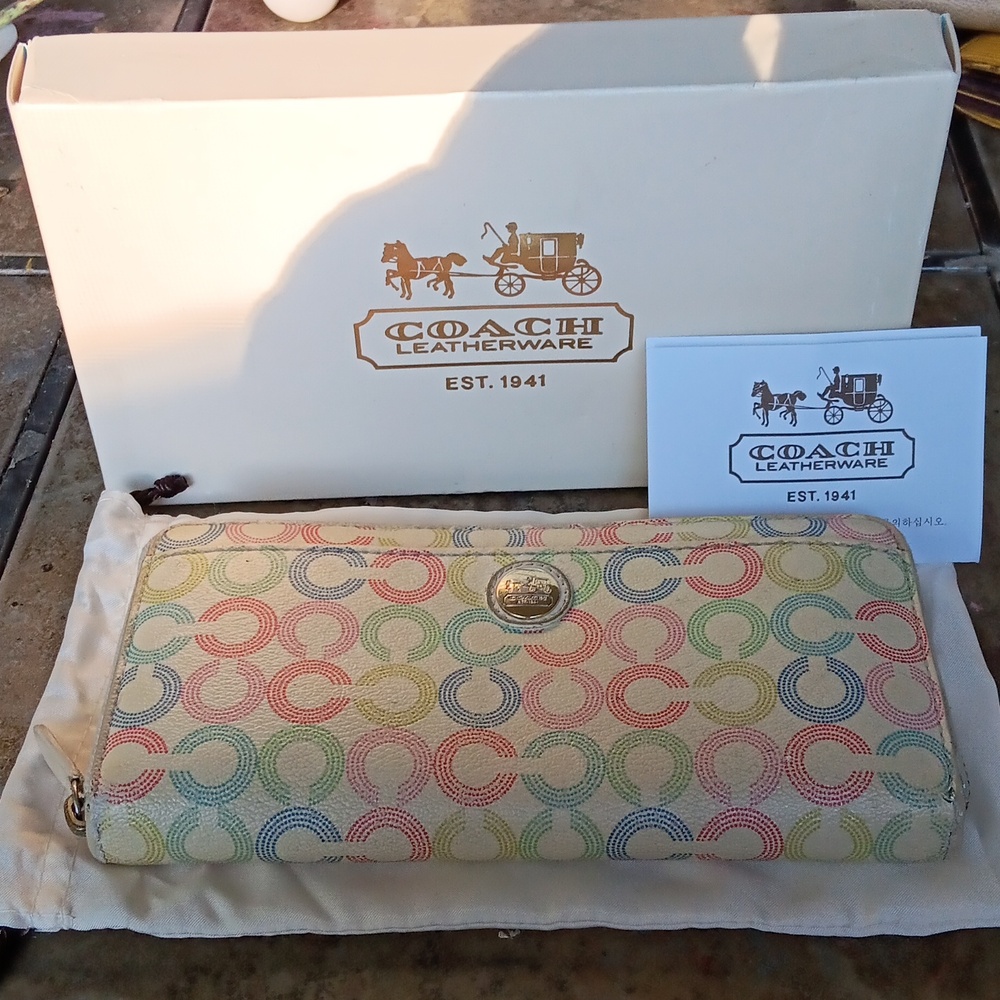 COACH EUC LONG ZIPPY ACCORDIAN WALLET